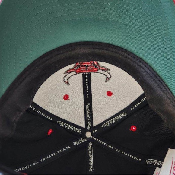 Mitchell and Ness Men’s Bulls Strap back Hat - Picture 6 of 6